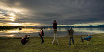 Sonnenaufgang am Chiemsee in Seebruck. Eine 5er-Fotogruppe hat sich fürs Foto formiert.