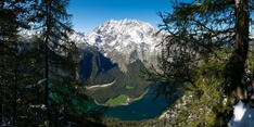 Blick von der Gotzenalm 1000m in die Tiefe auf Königsee und St. Batholomä