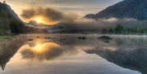 Morgennebel am Mittersee bei Sonnenaufgang