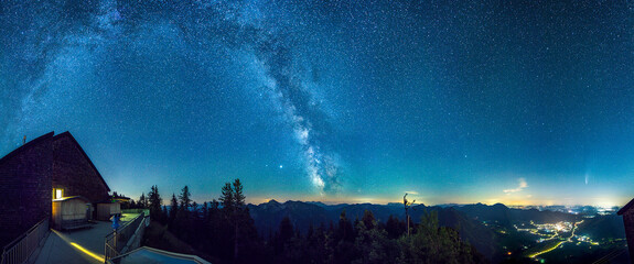 360-Grad-Panorama-Sternenhimmel über Ruhpolding mit Milchstrasse und komet Neowise vom Rauschberg