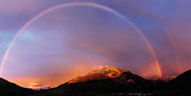 Doppel-Regenbogen mit dramatisch-violetter Gewitterstimmung über Ruhpolding