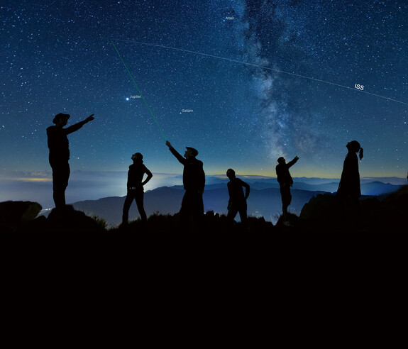Eine Gruppe Sternengucker schaut in den Nachthimmel über Ruhpolding. Hartmut deutet mit dem grünen Laserpointer auf ein Himmelsobjekt.